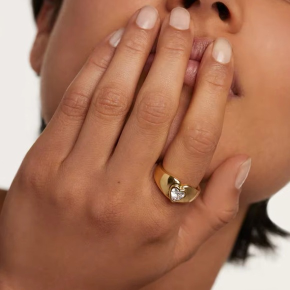 NWOT Bold ring with heart-shaped zirconia in gold - Picture 2 of 6